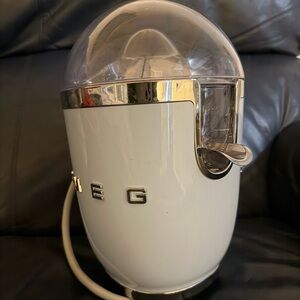 Smeg White Citrus Juicer NO BOX